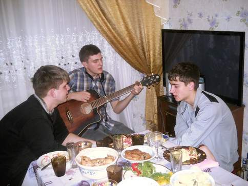 Я все растратил, карты открыты Бей что есть силы, и будем квиты. В самое сердце на поражение Что же ты медлишь с этой мишенью